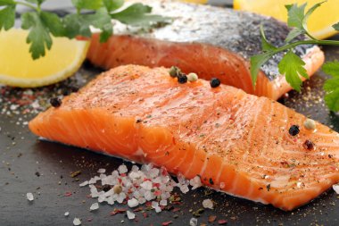 Otlar ve baharatlar ile taze somon