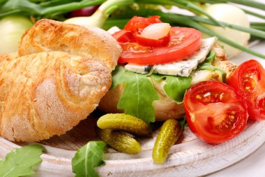 Mavi peynir Marine biber ve soğan ile vejetaryen sandviç