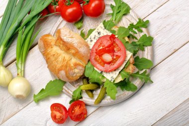 Mavi peynir Marine biber ve soğan ile vejetaryen sandviç