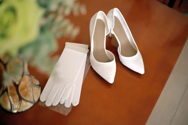 Zapatos y guantes de la novia antes de la boda — Foto de Stock