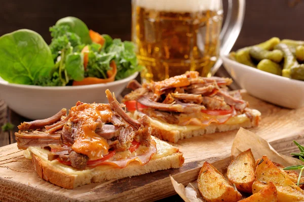 Rendelenmiş domuz eti, kavrulmuş patates ve salata sandviç — Stok fotoğraf