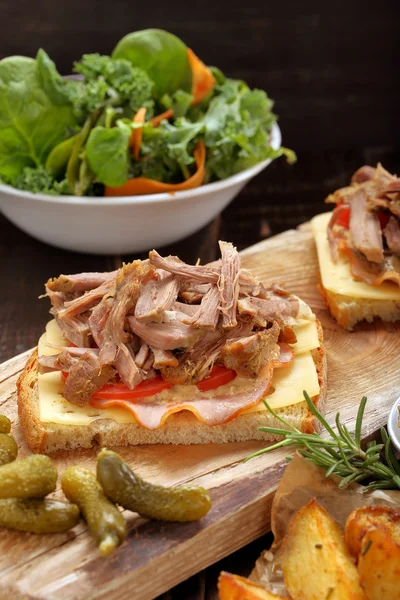 Sandwich with shredded pork, roasted potatoes and salad — Stock Photo, Image