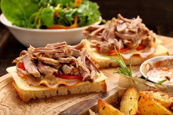 Sandwich with shredded pork, roasted potatoes and salad — Stock Photo, Image