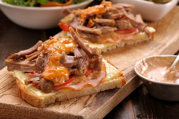 Sandwich cu carne de porc mărunțită pe masă de lemn — Fotografie, imagine de stoc