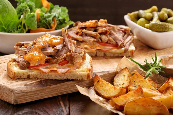 Sandwich with shredded pork, roasted potatoes and salad — Stock Photo, Image