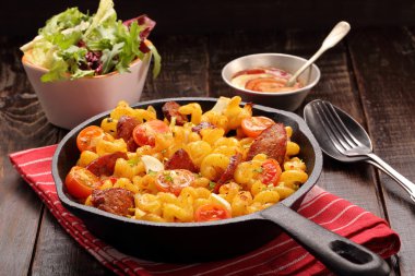 Bir tavada chorizo sosis ile güveç