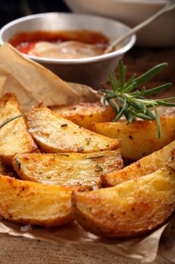 Ahşap masa üzerinde daldırma ile kavrulmuş patates