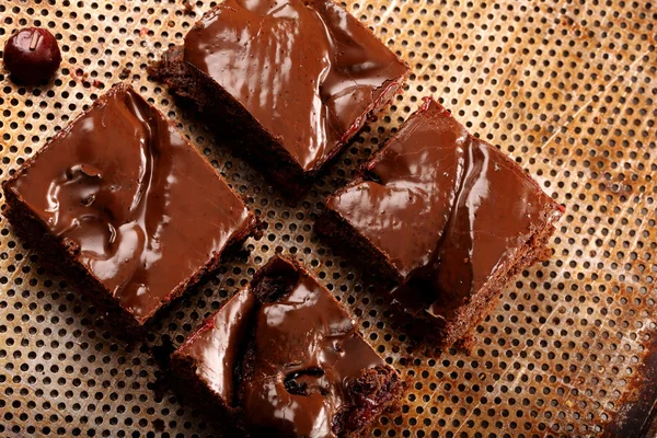 Bolo de chocolate com cerejas e cerejas . — Fotografia de Stock