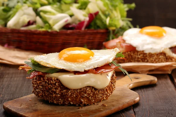 Σάντουιτς με τηγανητό αυγό και μπέικον — Φωτογραφία Αρχείου