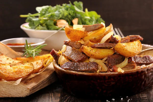 Carne de res con patatas y ensalada de col rizada fresca — Foto de Stock
