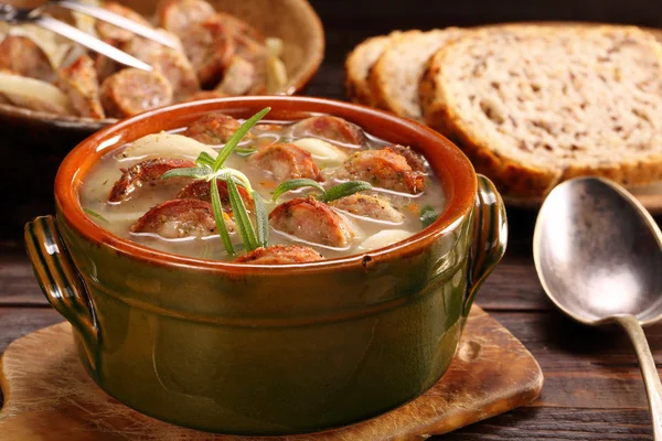 Зурек традиционный польский пасхальный суп с белой колбасой — стоковое фото