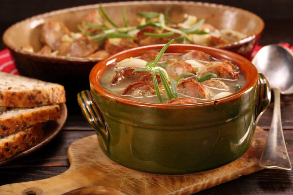 Zurek sopa tradicional de Pascua polaca con salchicha blanca —  Fotos de Stock