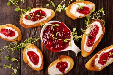 Süzme peynir ve Kızılcık Reçeli tost