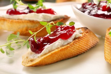 Süzme peynir ve Kızılcık Reçeli tost