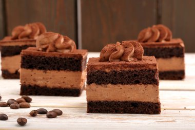 Ahşap arka plan üzerinde tatlı kahve kek