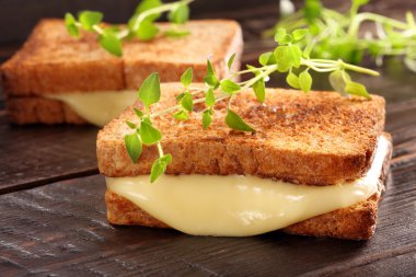 Taze ekmek peynir ve otlar ile