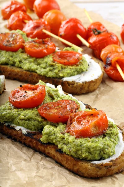 Sandwich au pesto au fromage blanc et tomates rôties — Photo