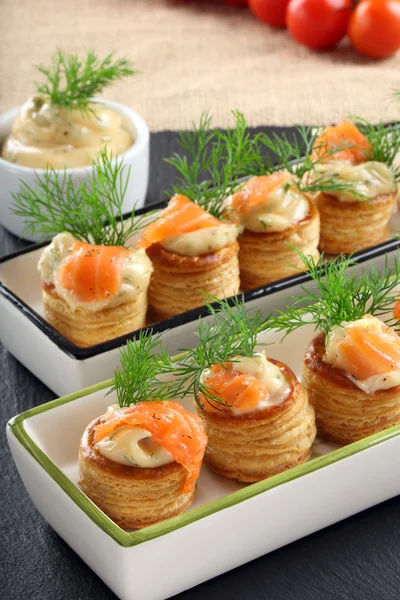 Aperitif Blätterteig mit Dilldip und Lachs auf Steinplatte — Stockfoto