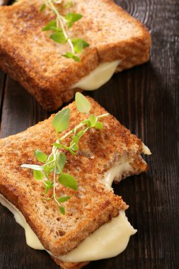 Taze ekmek peynir ve otlar ile