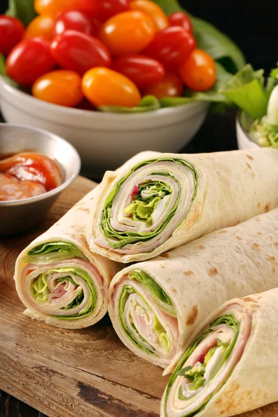 Färska tortilla wraps med skinka ost och grönsaker — Stockfoto