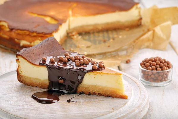 Fatia de bolo de queijo com chocolate derretido — Fotografia de Stock