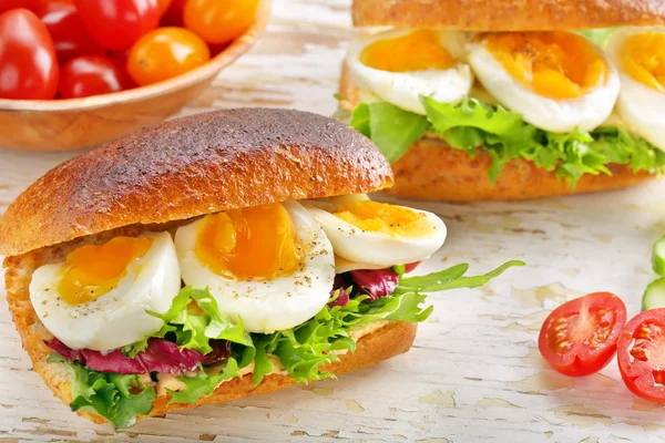 Сэндвич с яйцом и овощами на деревянном фоне — стоковое фото