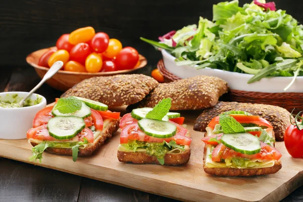 Vegetarisches Sandwich mit Pesto auf Holzgrund — Stockfoto