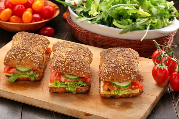 木製の背景にバジルソースとベジタリアン サンドイッチ — ストック写真