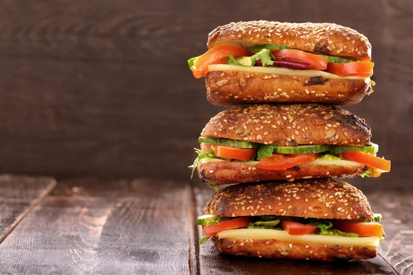 Sandwich vegetariano su sfondo di legno con spazio per il testo — Foto Stock