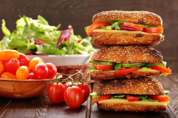 Vegetariánský sendvič s pestem na dřevěné pozadí — Stock fotografie