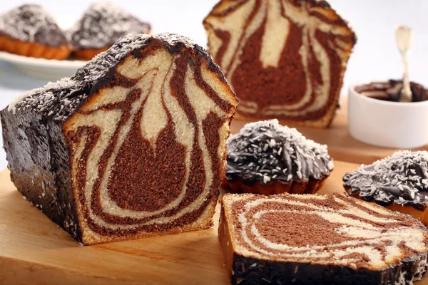 Torta de remolino con chocolate sobre tabla de madera —  Fotos de Stock