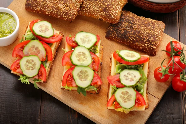 Panino vegetariano con pesto su fondo di legno — Foto Stock