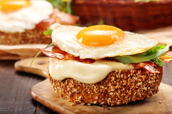 Sanduíche com bacon de queijo e ovo frito — Fotografia de Stock