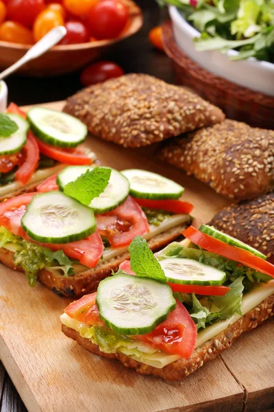 Vegetarisch broodje met pesto op houten achtergrond — Stockfoto