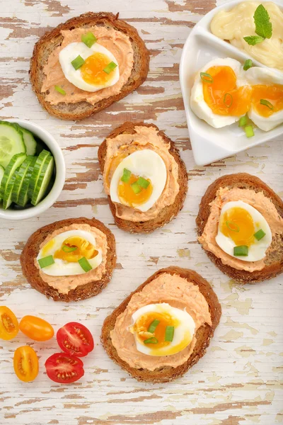 Sandwich med lax pasta och ägg — Stockfoto