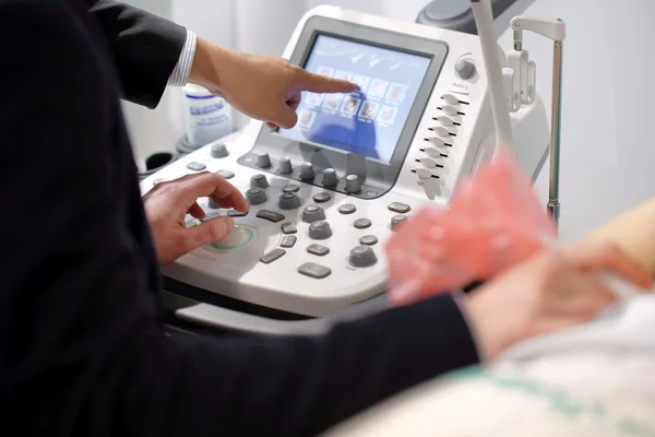 POZNAN, POLÓNIA - ABRIL 12. 2016: O médico examina o paciente — Fotografia de Stock