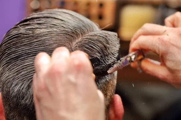 Κομμωτήριο μαλλιά κόψιμο με το ψαλίδι — Φωτογραφία Αρχείου
