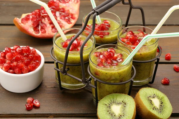 Frisches gesundes Kiwi-Getränk mit Granatapfel im Metallbehälter — Stockfoto