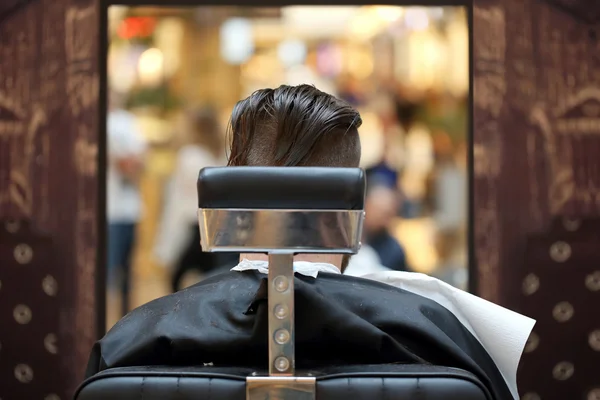 Klient w salonie fryzjer siedzi na krześle — Zdjęcie stockowe