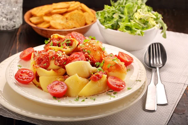 Pâtes Lumaconi à la sauce tomate, bruschetta et salade — Photo