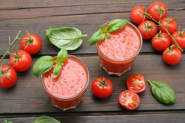 Fresh healthy tomato smoothie juice on wooden background — Stock Photo, Image
