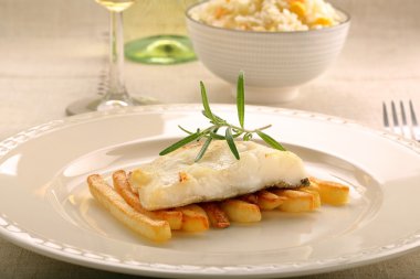 Pişmiş balık ve cips zarif plaka üzerinde