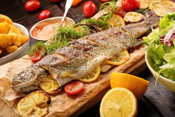 Pesce al forno con patate arrosto e insalata — Foto Stock