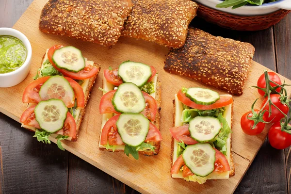 Vegetarisches Sandwich mit Pesto auf Holzgrund — Stockfoto