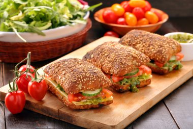 Ahşap zemin üzerine pesto ile vejetaryen sandviç