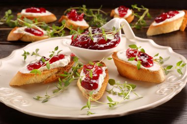 Süzme peynir ve Kızılcık Reçeli tost