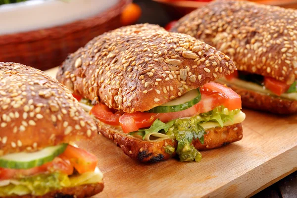 Vegetarisches Sandwich mit Pesto auf Holzgrund — Stockfoto