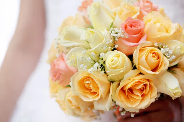Brud med bröllop ros bukett — Stockfoto