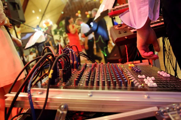 Paren dansen tijdens feest of bruiloft feest — Stockfoto