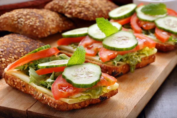 Vegetarisch broodje met pesto op houten achtergrond — Stockfoto